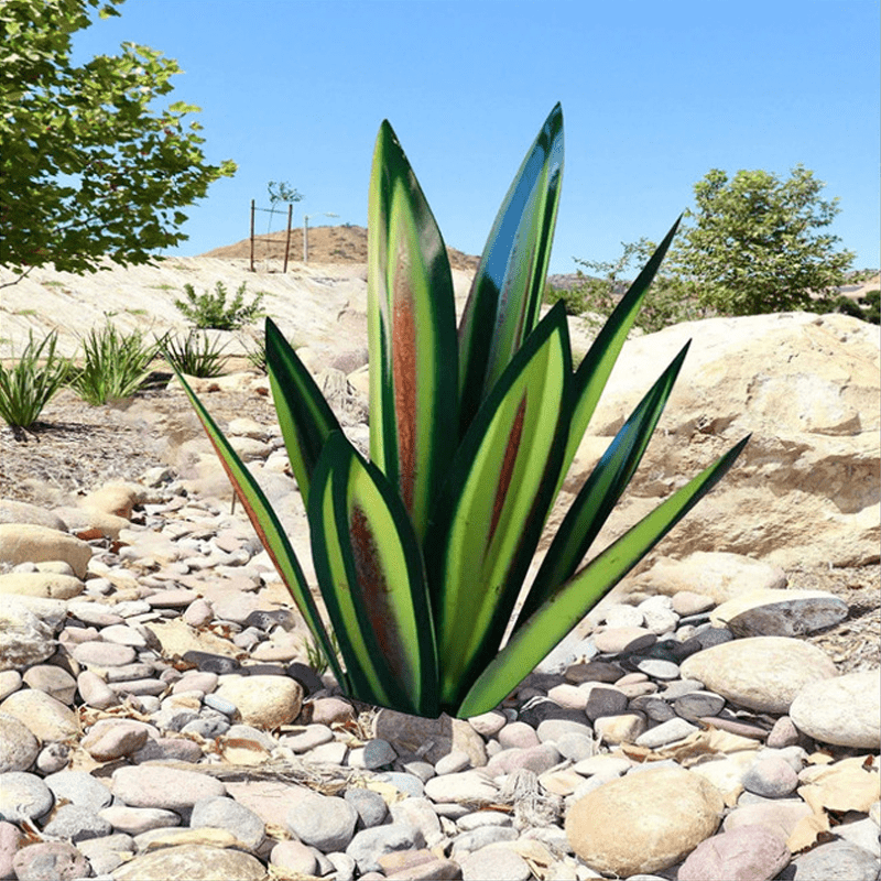 Weather-resistant outdoor lamp designed in an elegant agave shape, perfect for illuminating gardens and terraces. 2