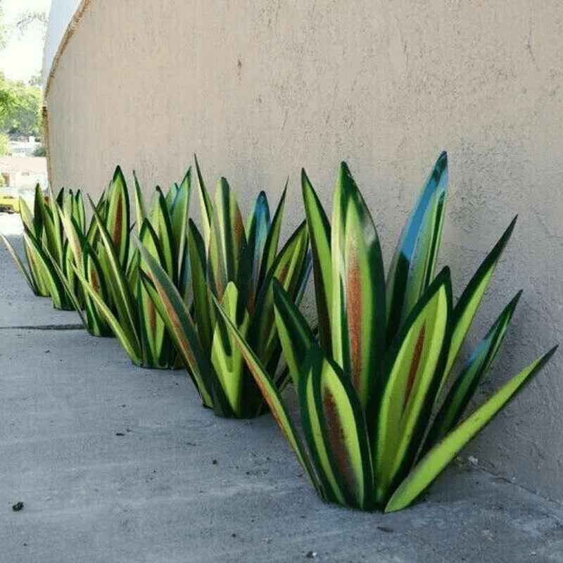 Weather-resistant outdoor lamp designed in an elegant agave shape, perfect for illuminating gardens and terraces. 1
