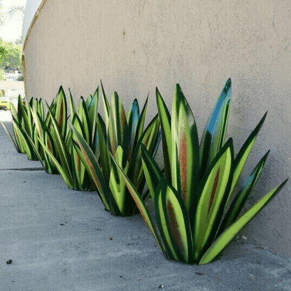 Weather-resistant outdoor lamp designed in an elegant agave shape, perfect for illuminating gardens and terraces. 1