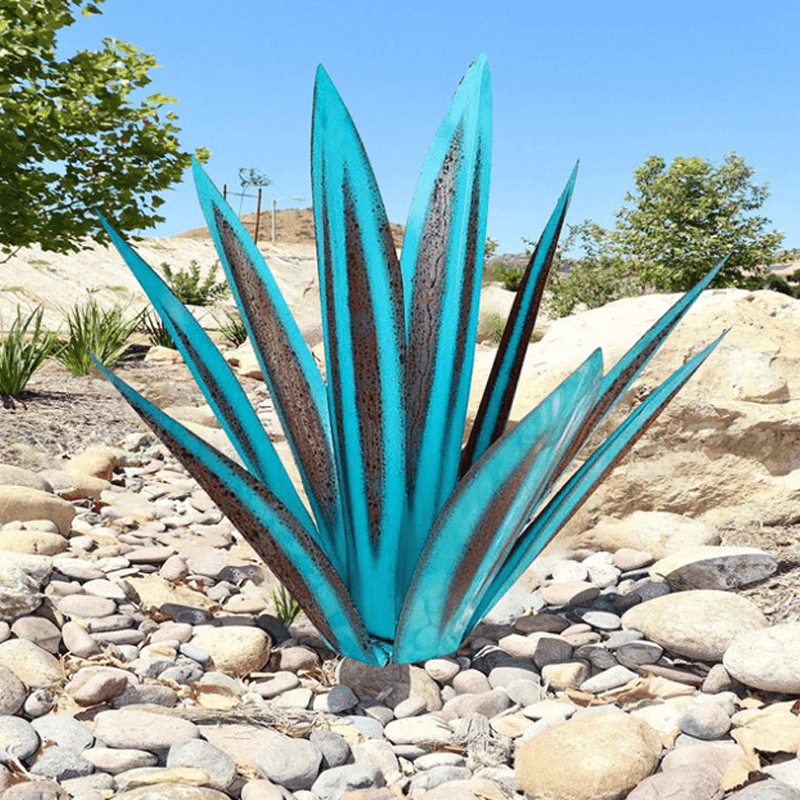 Weather-resistant outdoor lamp designed in an elegant agave shape, perfect for illuminating gardens and terraces. 3