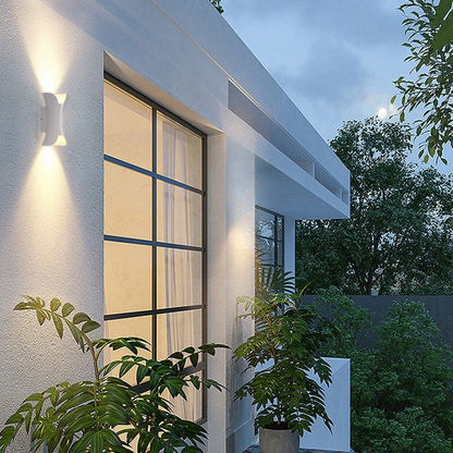 Outdoor wall lamp featuring a sleek curved design, dual LED emission, and a weather-resistant IP65 rating, ideal for enhancing exterior lighting in gardens and patios 8