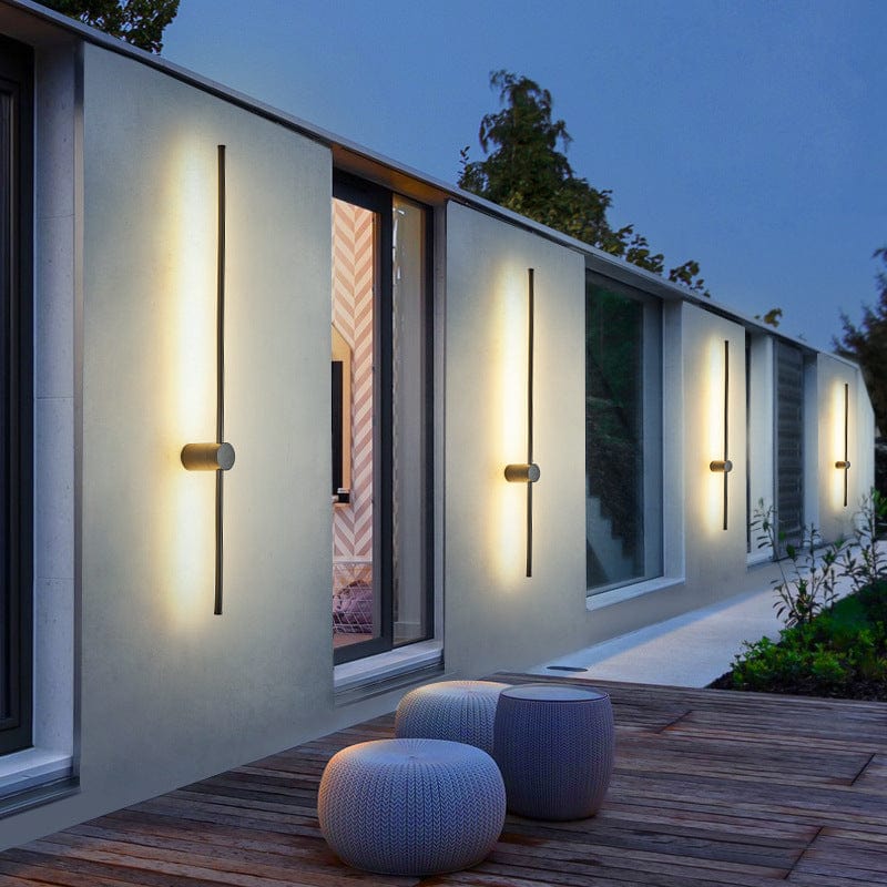 Modern aluminum outdoor wall light with weatherproof design, featuring energy-efficient LED technology, perfect for illuminating gardens and patios. 0