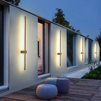 Modern aluminum outdoor wall light with weatherproof design, featuring energy-efficient LED technology, perfect for illuminating gardens and patios. 0