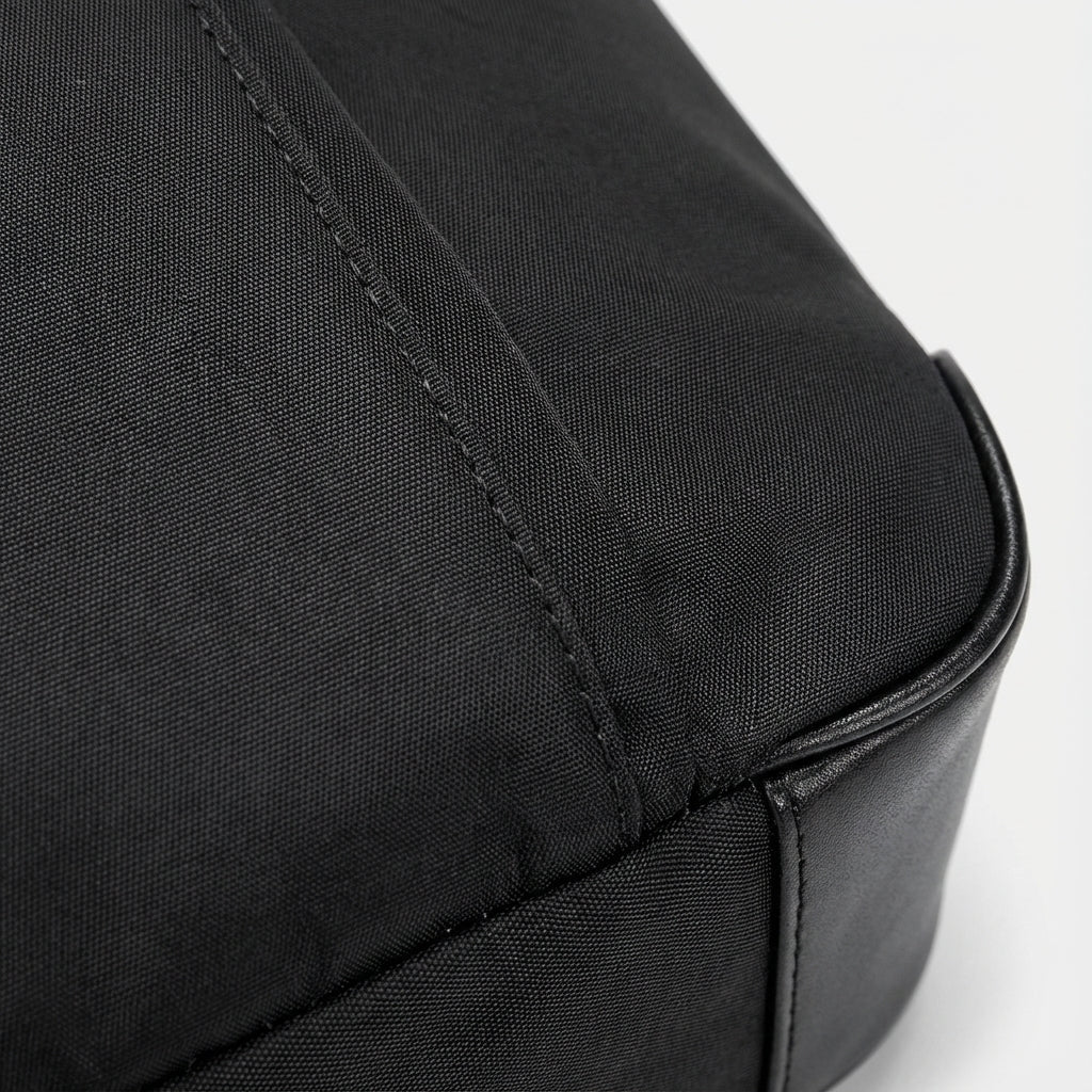 Black Oxford laptop bag featuring an anti-theft pocket and adjustable strap, designed for men, made from durable Oxford fabric for enhanced protection and style. 2