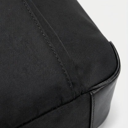Black Oxford laptop bag featuring an anti-theft pocket and adjustable strap, designed for men, made from durable Oxford fabric for enhanced protection and style. 2