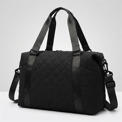 Lightweight quilted weekend bag for women featuring a padded structure and adjustable strap, perfect for stylish travel. 5