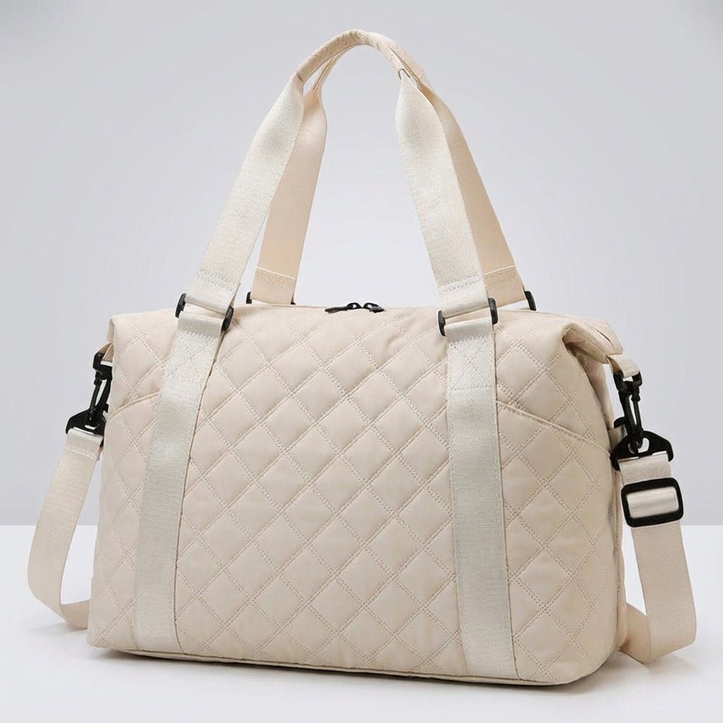 Lightweight quilted weekend bag for women featuring a padded structure and adjustable strap, perfect for stylish travel. 0