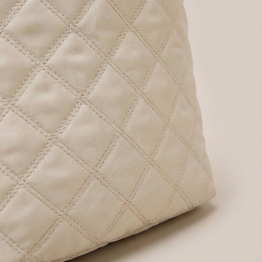 Lightweight quilted weekend bag for women featuring a padded structure and adjustable strap, perfect for stylish travel. 3