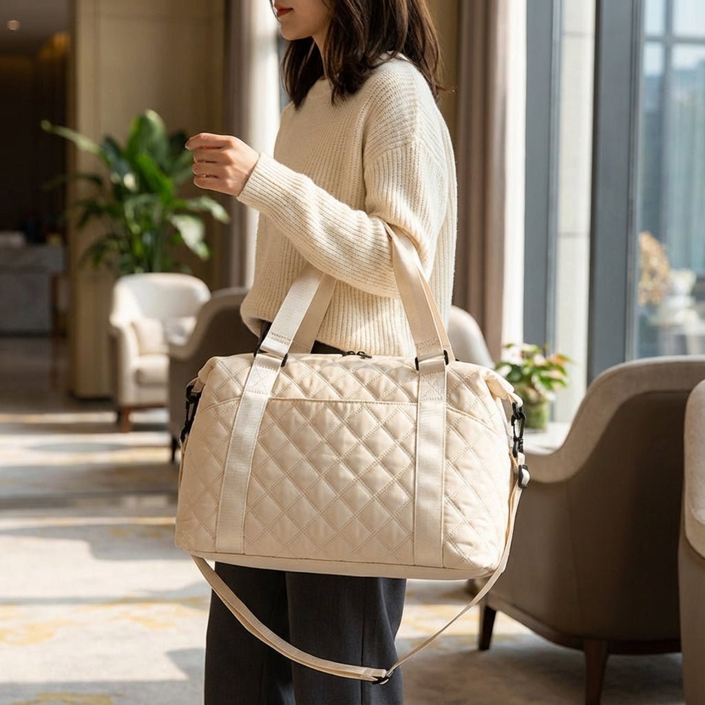 Lightweight quilted weekend bag for women featuring a padded structure and adjustable strap, perfect for stylish travel. 1