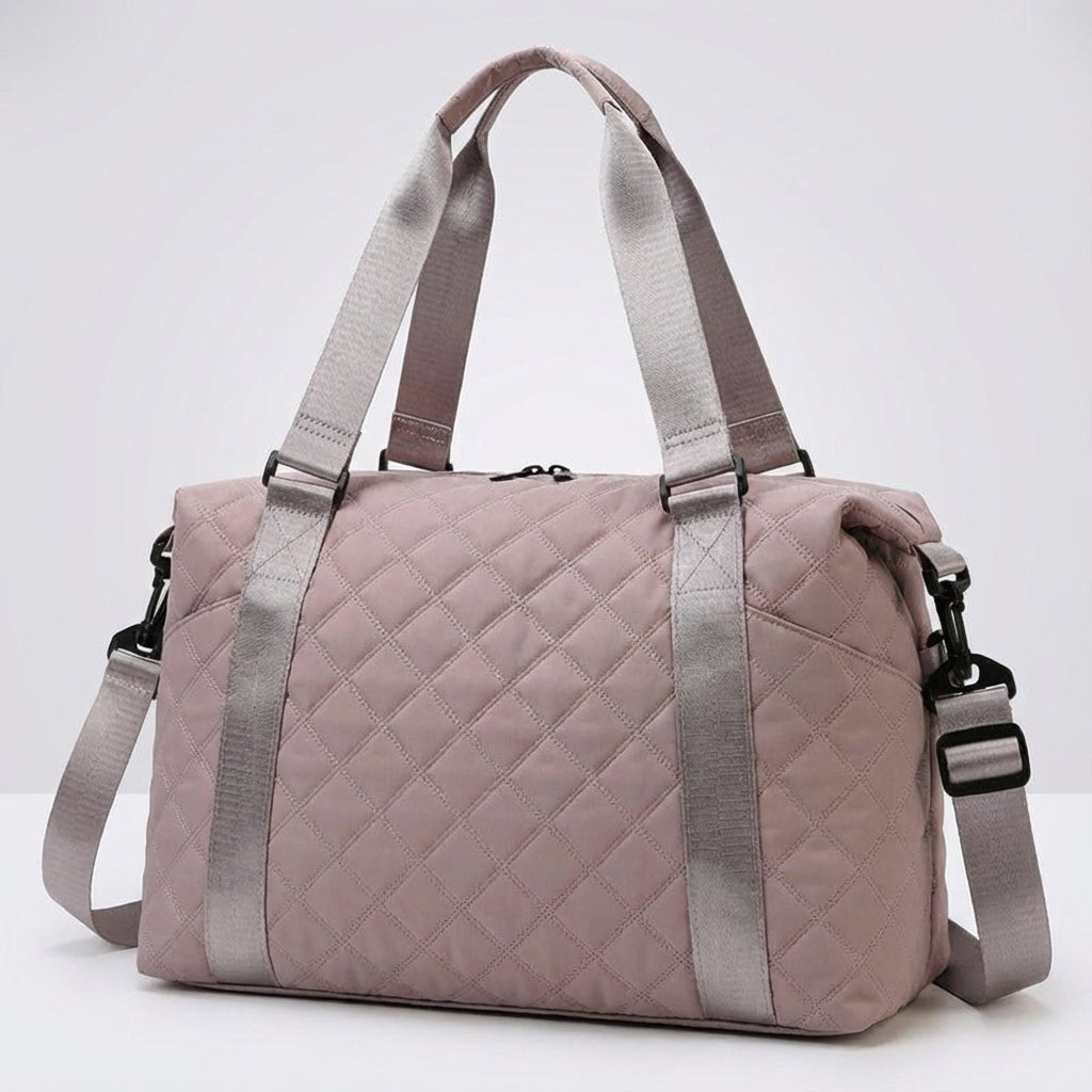 Lightweight quilted weekend bag for women featuring a padded structure and adjustable strap, perfect for stylish travel. 4
