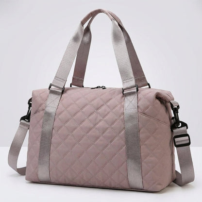 Lightweight quilted weekend bag for women featuring a padded structure and adjustable strap, perfect for stylish travel. 4