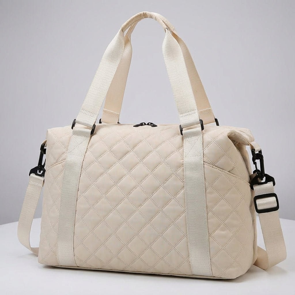 Lightweight quilted weekend bag for women featuring a padded structure and adjustable strap, perfect for stylish travel. 2