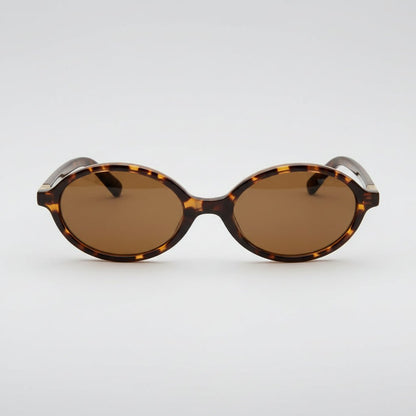 Retro oval sunglasses featuring UV400 protection, designed with a lightweight small frame for women, perfect for stylish sun protection. 4