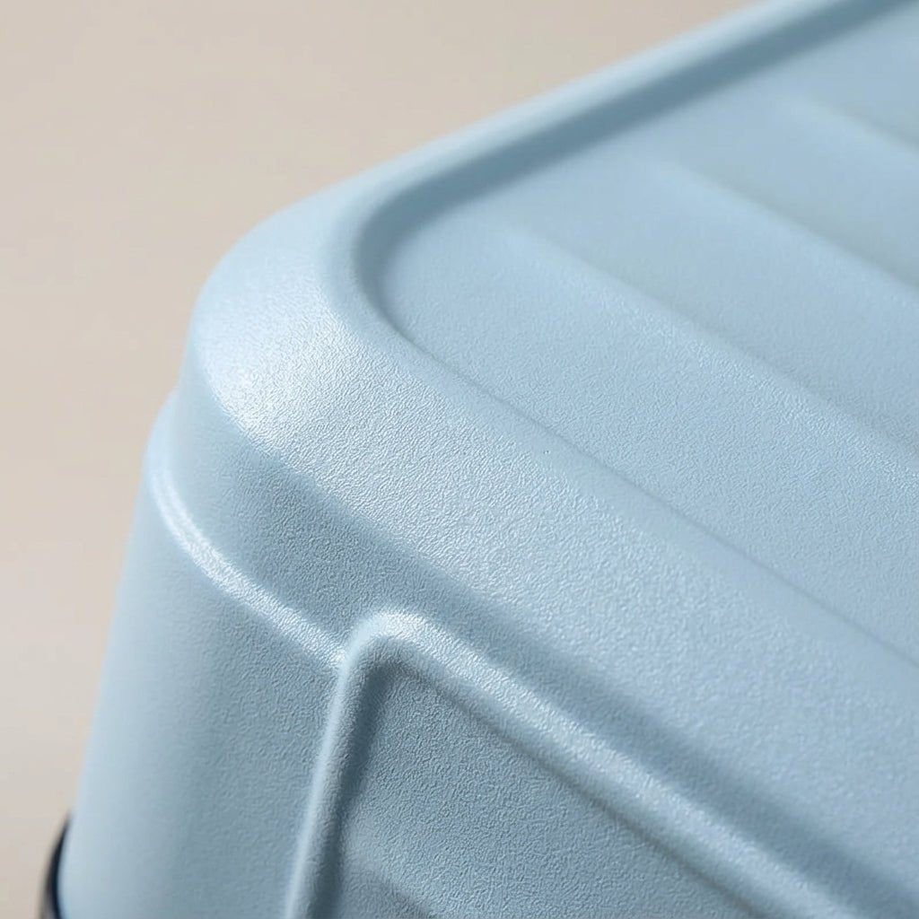 Ribbed suitcase with 360° spinner wheels and combination lock, made of durable ABS material, perfect for carry-on travel. 3