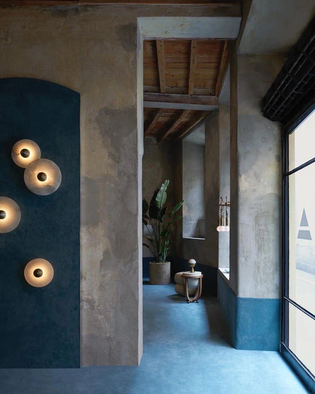 Round wall light featuring a natural alabaster face, available in elegant gold or bronze finish, designed for modern illumination and aesthetic appeal. 6