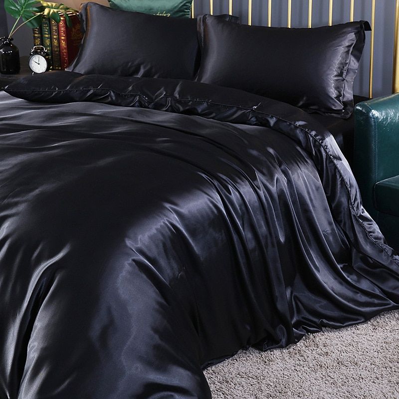 Silk bedding set featuring thermoregulatory properties for luxurious year-round comfort, designed for a restful sleep experience. 2