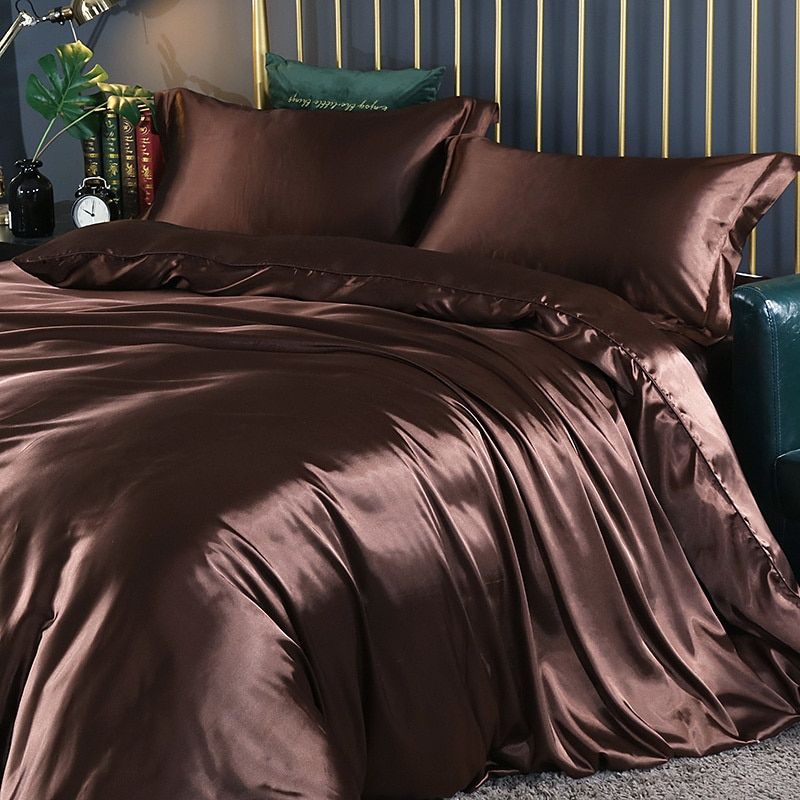 Silk bedding set featuring thermoregulatory properties for luxurious year-round comfort, designed for a restful sleep experience. 6