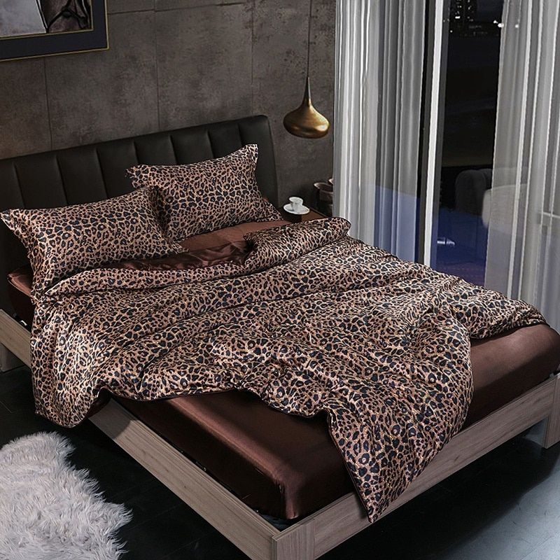 Silk bedding set featuring thermoregulatory properties for luxurious year-round comfort, designed for a restful sleep experience. 12