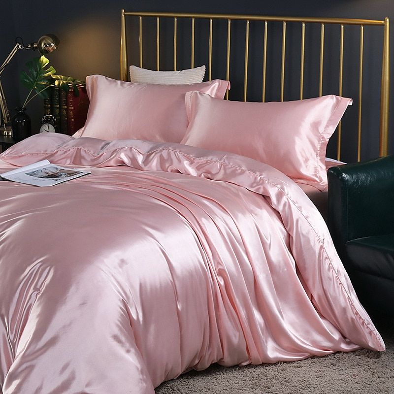 Silk bedding set featuring thermoregulatory properties for luxurious year-round comfort, designed for a restful sleep experience. 1