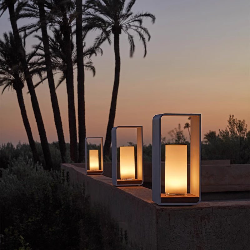 Solar garden light featuring a modern stainless steel design with automatic LED illumination, emitting a cozy 3000K warm glow for outdoor spaces. 2