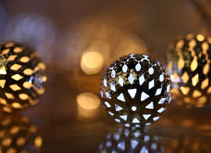 Solar garden lights garland featuring LED spherical lanterns in a Moroccan style, ideal for outdoor decoration, showcasing intricate metal designs that enhance your garden ambiance. 3