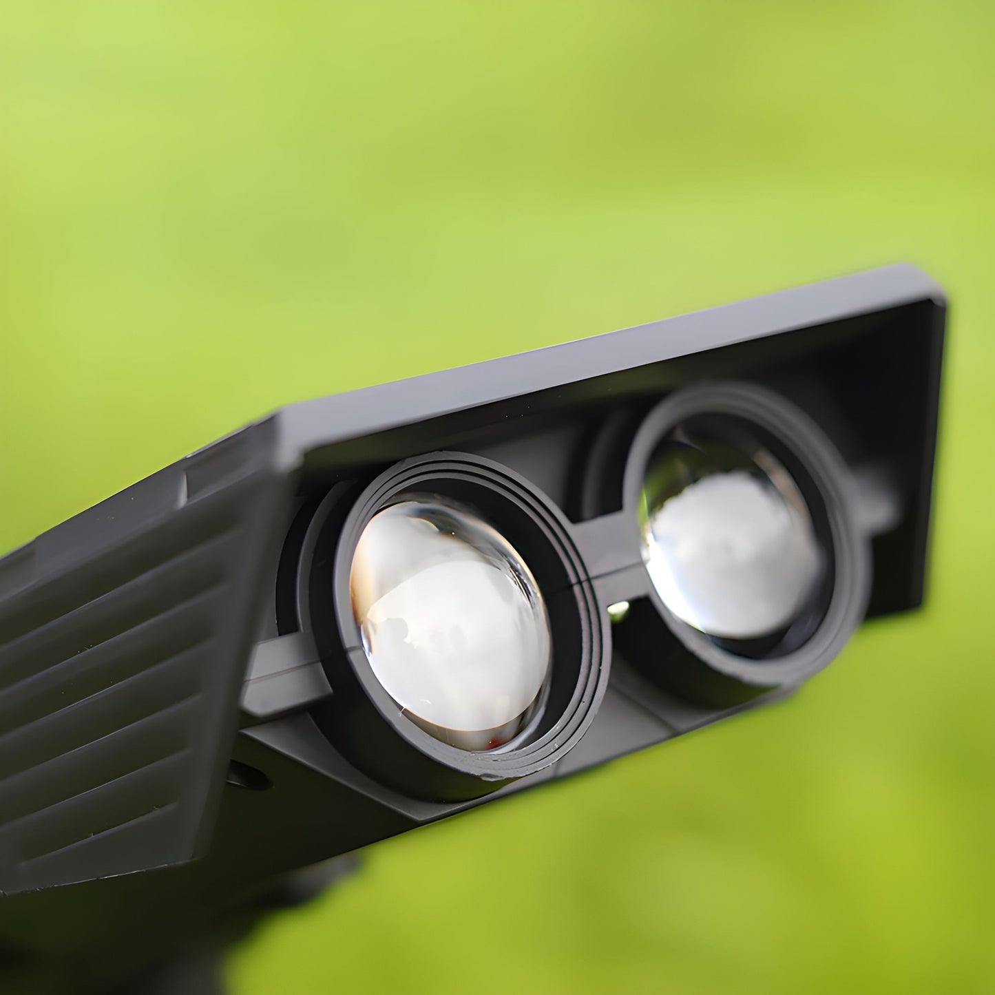 Solar LED garden spot lamp with adjustable beam, designed for wireless outdoor lighting in gardens and pathways, showcasing a sleek design and energy-efficient illumination. 5