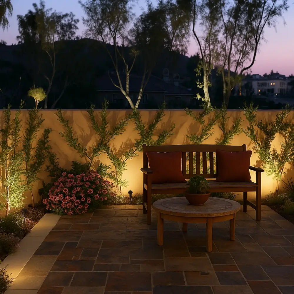 Solar powered spot lights featuring adjustable focus, available in warm white and multicolor options, ideal for outdoor accent lighting in gardens and patios. 3