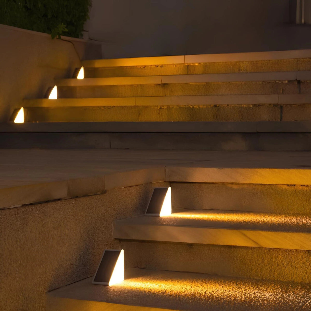 Solar stair lights designed for outdoor use, featuring automatic illumination for enhanced safety on pathways and gardens, compact design for easy installation. 6