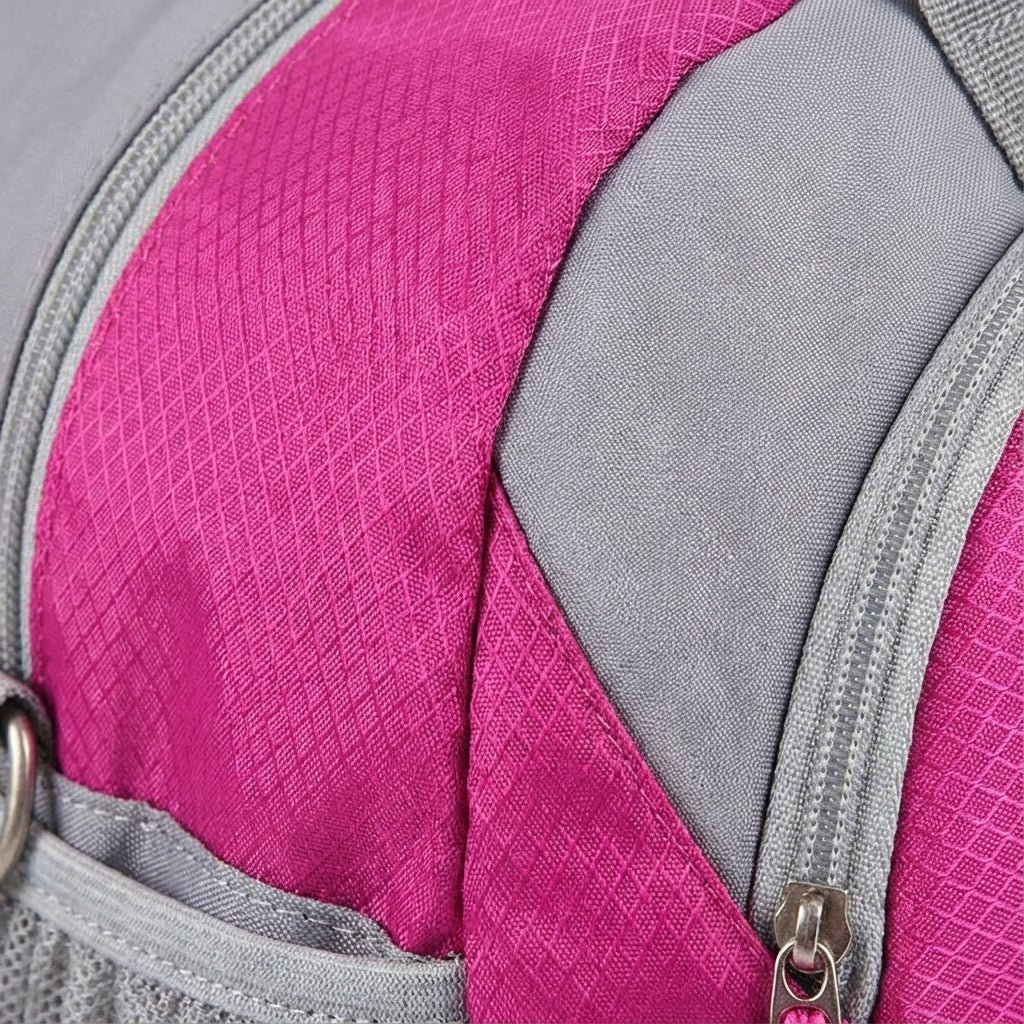 Sporty travel bag featuring weatherproof protection, adjustable straps, and a versatile 20-35L capacity, perfect for outdoor adventures and everyday use. 3