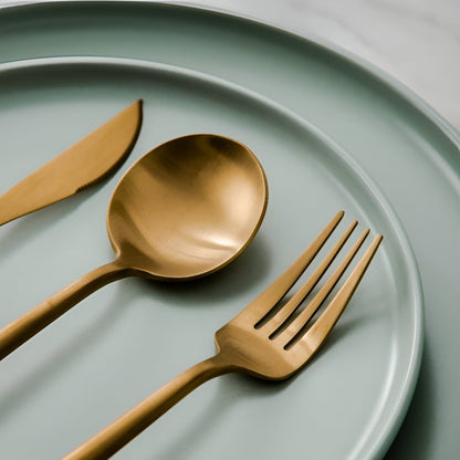 Stainless steel cutlery set featuring a modern minimalist design and ergonomic handles for comfortable use. 5