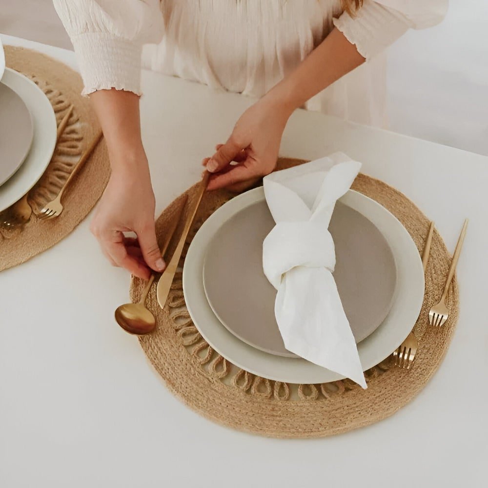 Stainless steel cutlery set featuring a modern minimalist design and ergonomic handles for comfortable use. 8