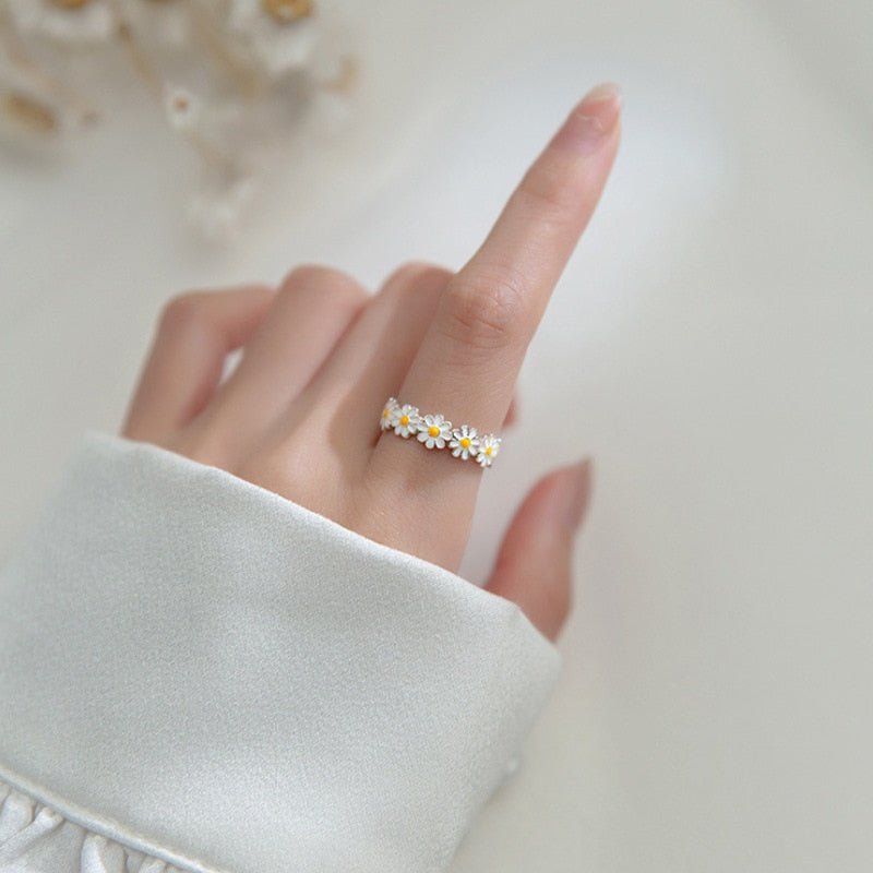 Sterling silver adjustable size ring featuring a delicate daisy flower design, perfect for nature lovers and floral jewelry enthusiasts. 2