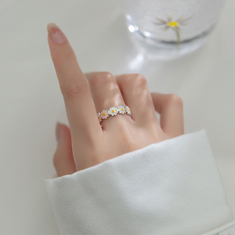 Sterling silver adjustable size ring featuring a delicate daisy flower design, perfect for nature lovers and floral jewelry enthusiasts. 1