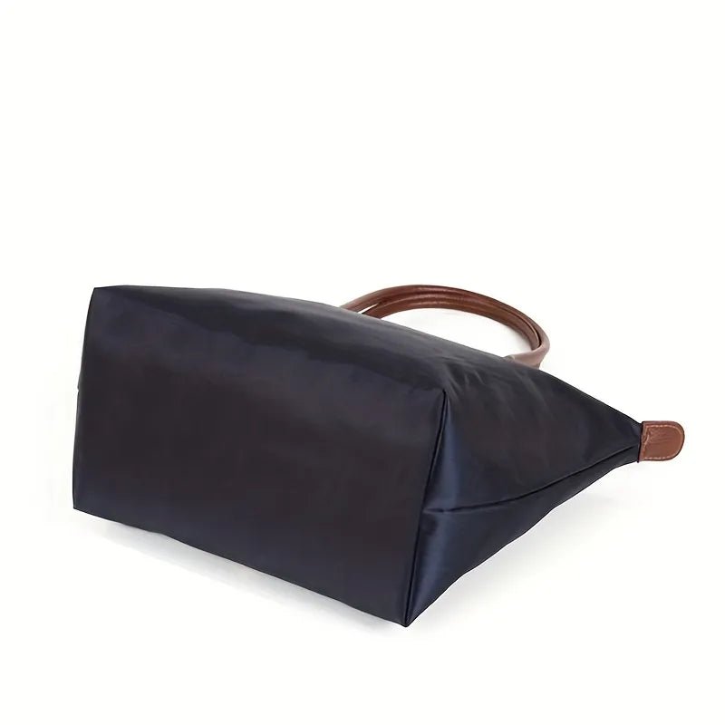 Stylish women's leather shoulder bag featuring an elegant and practical design, perfect for everyday use. 3