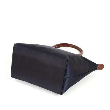 Stylish women's leather shoulder bag featuring an elegant and practical design, perfect for everyday use. 3