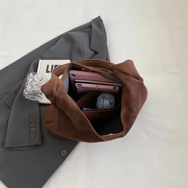 Suede look shoulder bag with adjustable strap, featuring a trendy and spacious design suitable for everyday use. 6