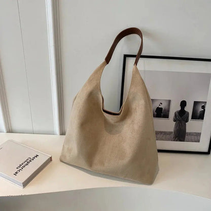 Suede look shoulder bag with adjustable strap, featuring a trendy and spacious design suitable for everyday use. 4
