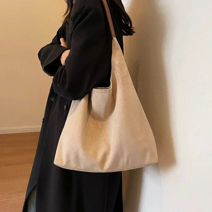 Suede look shoulder bag with adjustable strap, featuring a trendy and spacious design suitable for everyday use. 5