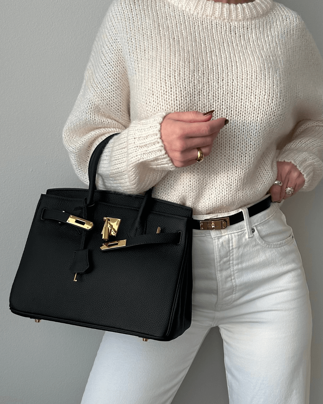 Synthetic leather handbag featuring a spacious interior and elegant design, perfect for organizing essentials for work and travel. 6