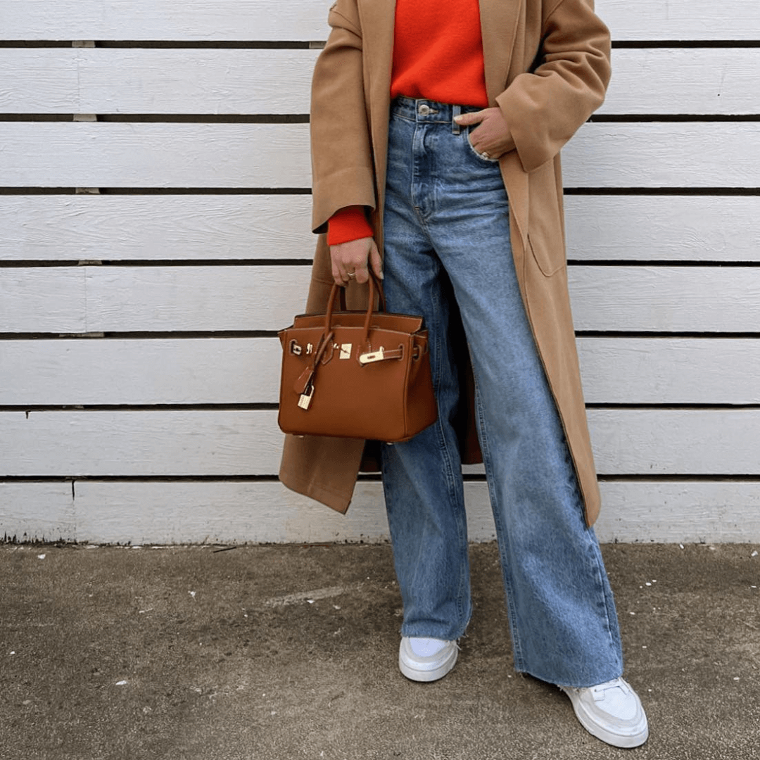 Synthetic leather handbag featuring a spacious interior and elegant design, perfect for organizing essentials for work and travel. 4