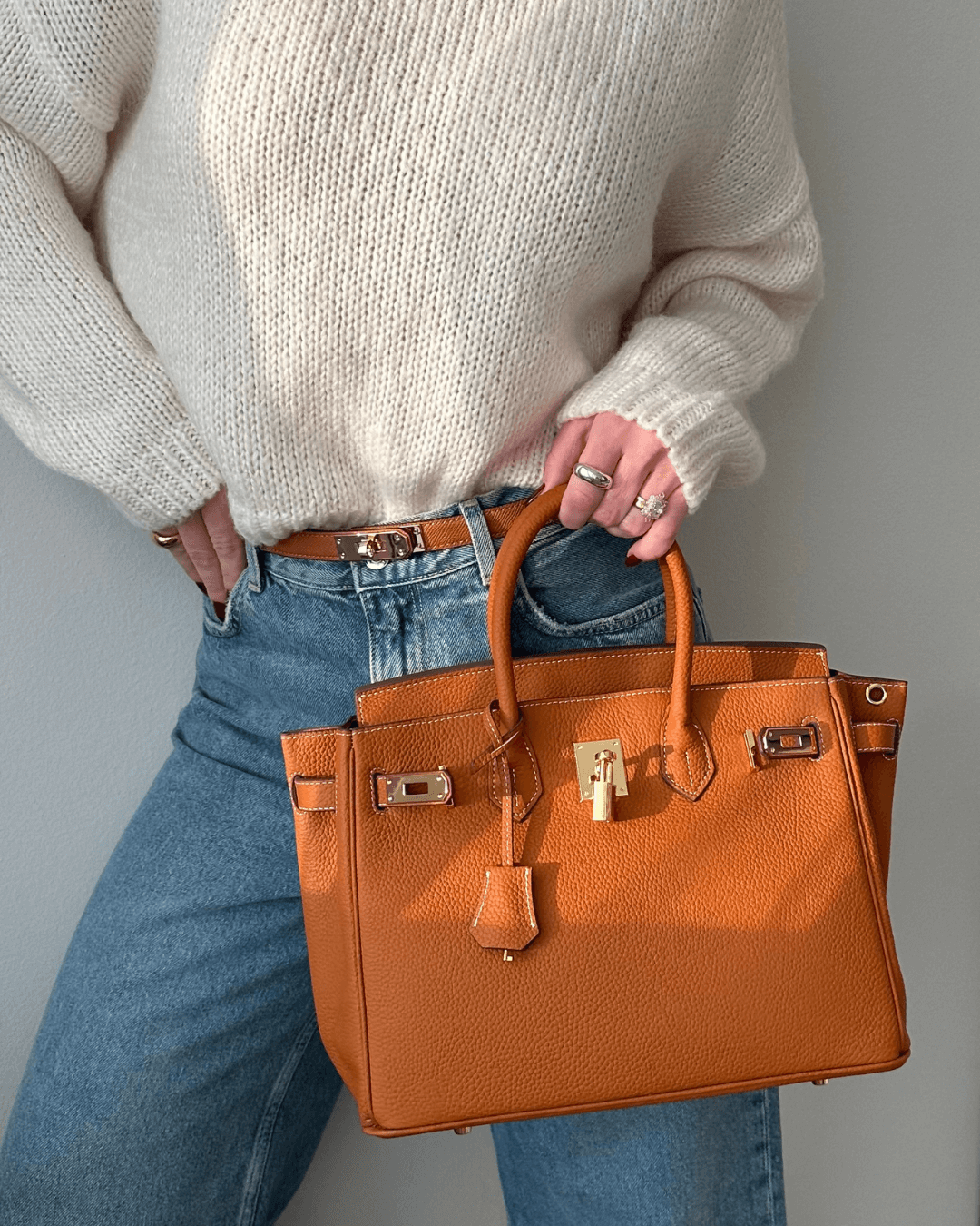 Synthetic leather handbag featuring a spacious interior and elegant design, perfect for organizing essentials for work and travel. 3