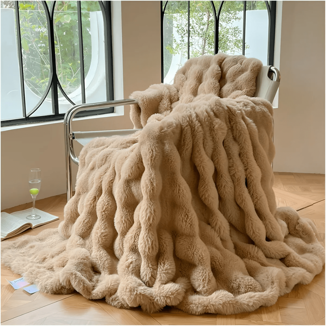Cozy thermal fleece blanket with ultra-soft faux fur, featuring a modern design, measuring 160x200 cm and machine washable for easy care. 2