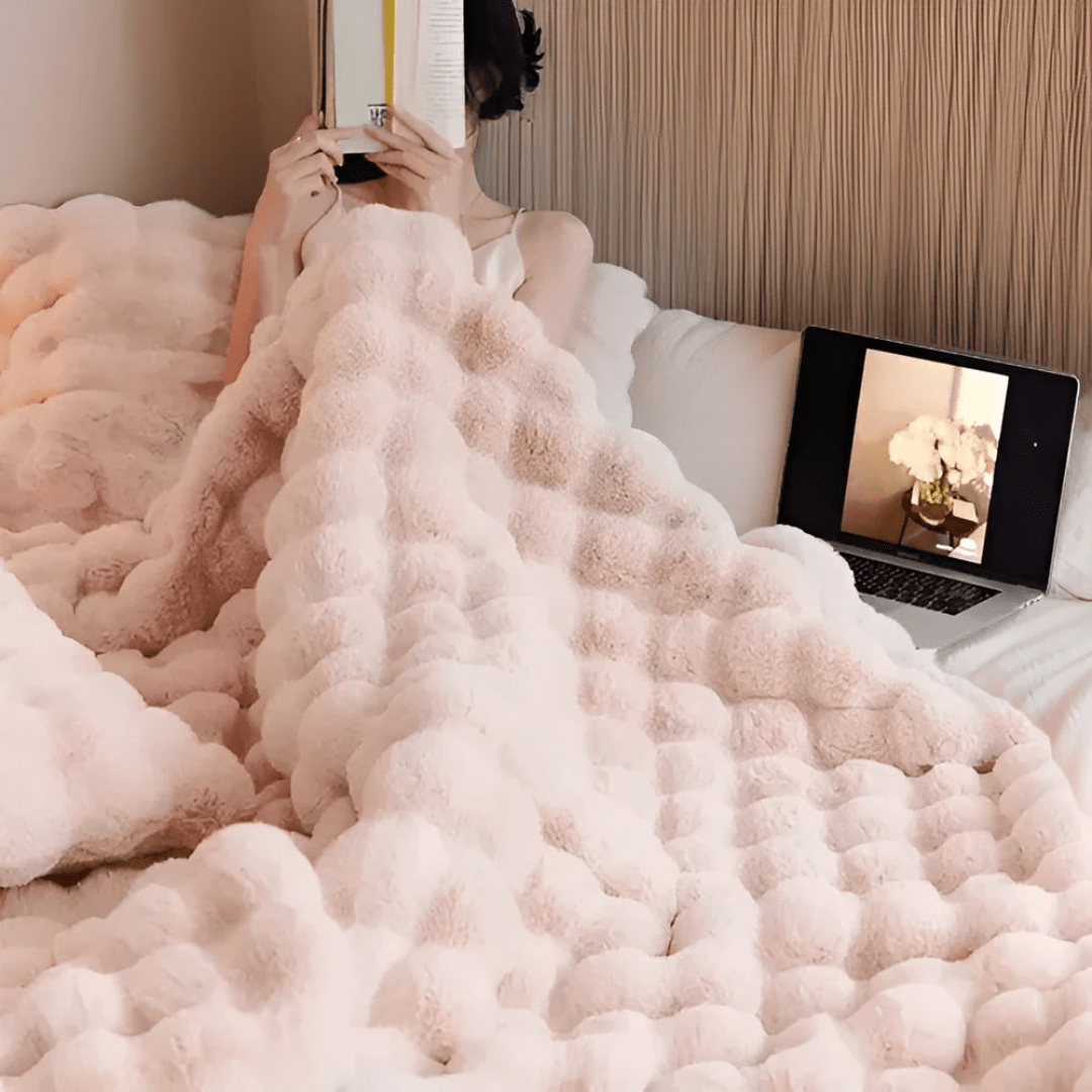 Cozy thermal fleece blanket with ultra-soft faux fur, featuring a modern design, measuring 160x200 cm and machine washable for easy care. 7
