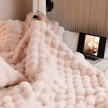 Cozy thermal fleece blanket with ultra-soft faux fur, featuring a modern design, measuring 160x200 cm and machine washable for easy care. 7