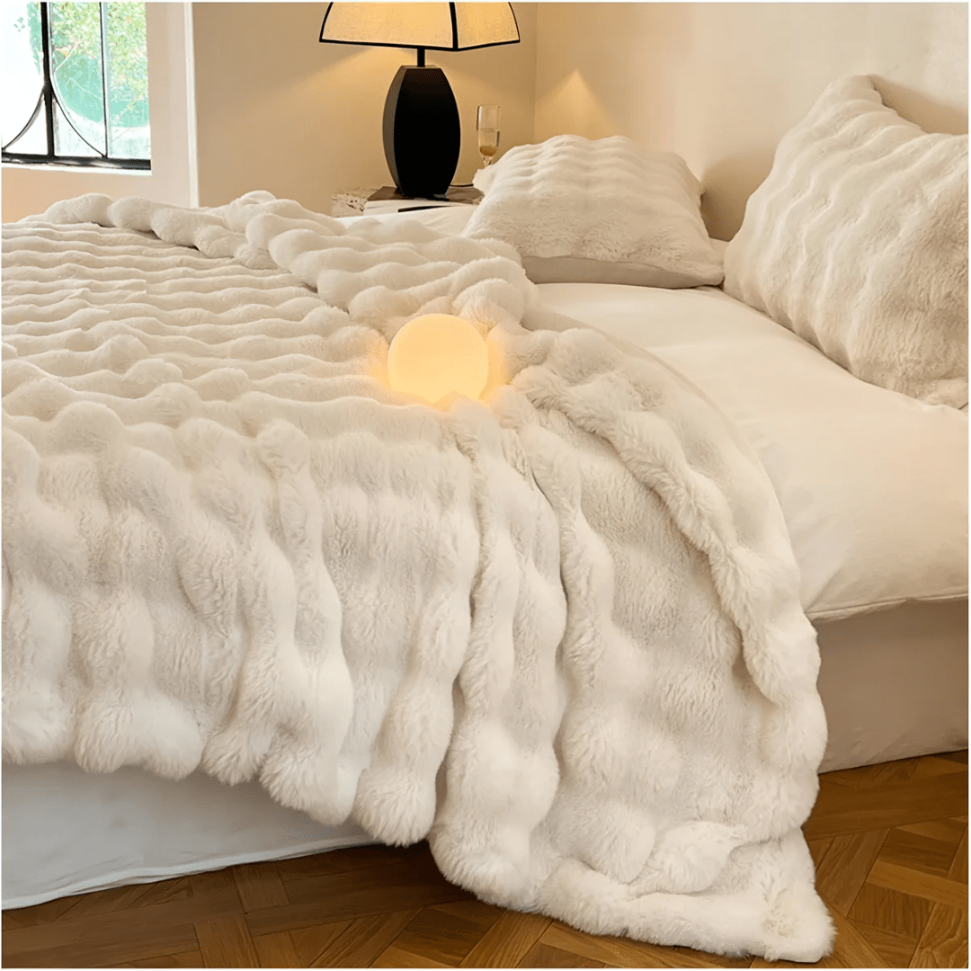 Cozy thermal fleece blanket with ultra-soft faux fur, featuring a modern design, measuring 160x200 cm and machine washable for easy care. 4
