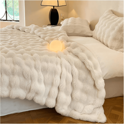 Cozy thermal fleece blanket with ultra-soft faux fur, featuring a modern design, measuring 160x200 cm and machine washable for easy care. 4