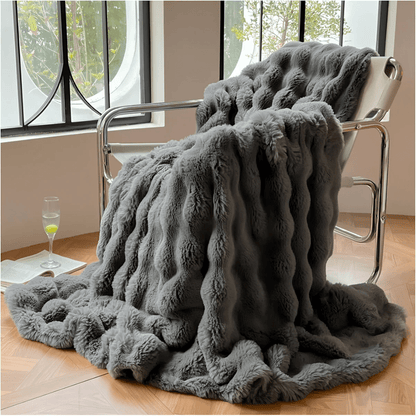 Cozy thermal fleece blanket with ultra-soft faux fur, featuring a modern design, measuring 160x200 cm and machine washable for easy care. 6