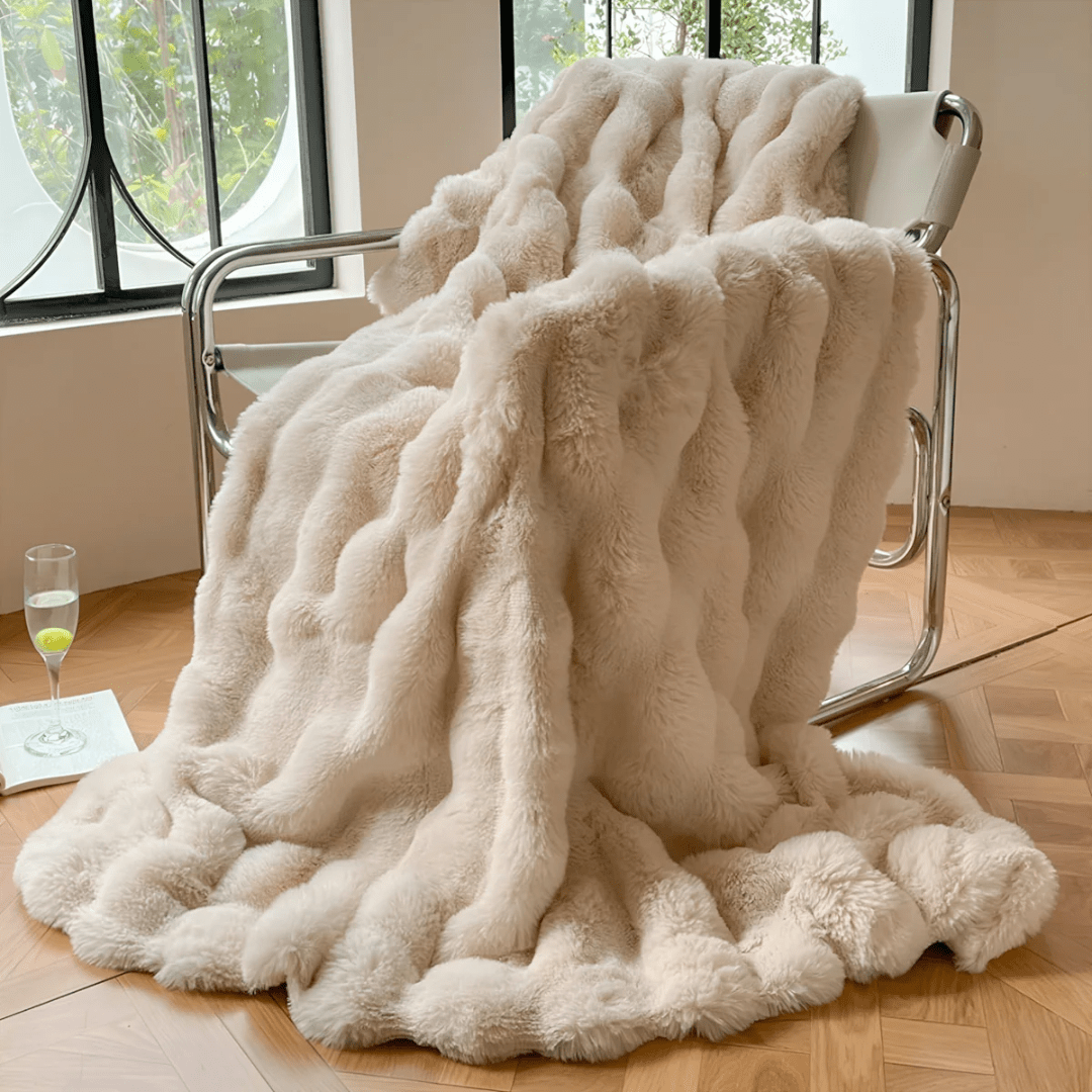 Cozy thermal fleece blanket with ultra-soft faux fur, featuring a modern design, measuring 160x200 cm and machine washable for easy care. 0