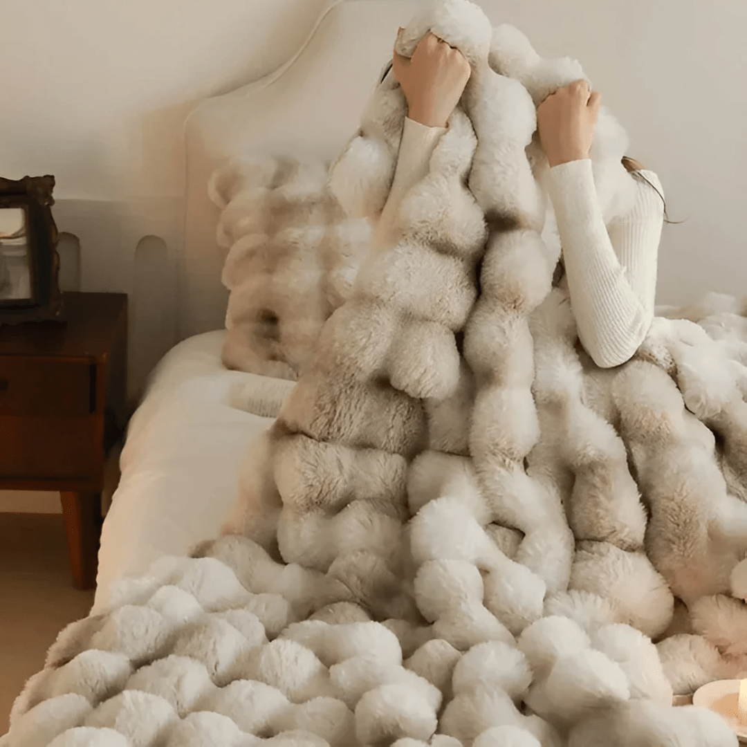 Cozy thermal fleece blanket with ultra-soft faux fur, featuring a modern design, measuring 160x200 cm and machine washable for easy care. 1