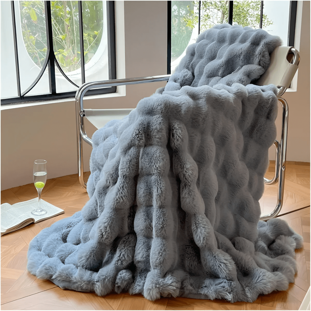 Cozy thermal fleece blanket with ultra-soft faux fur, featuring a modern design, measuring 160x200 cm and machine washable for easy care. 5